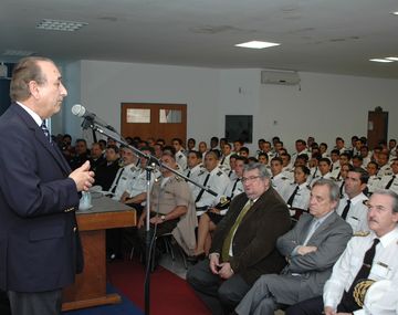 Arturo Puricelli visitó a los marinos de la Fragata Libertad