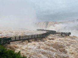 Cataratas del Iguazú: vuelven a cerrar el paso al público por la impactante crecida del río