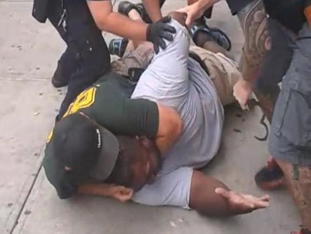 Arrestan a un joven por filmar a un policía ahorcando a un hombre hasta matarlo en EE.UU.
