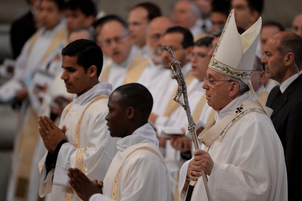 En la misa de Jueves Santo, Francisco criticó a los curas aburridos