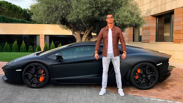 El Lamborghini fue un regalo por los 27 años del portugués