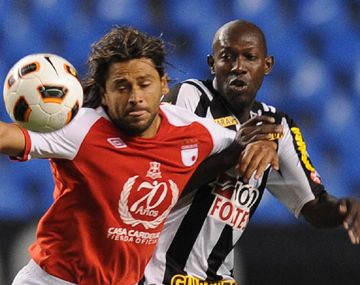 Somalía marcando al colombiano Gerardo Bedoya