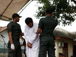 Así se preparaban para azotar a uno de los homosexuales