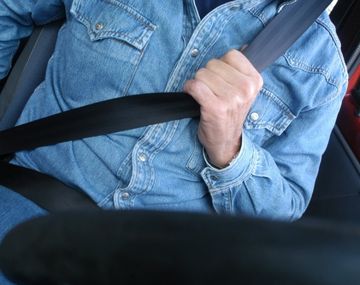 Cobrará la mitad porque no usó el cinturón de seguridad