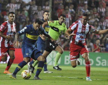 Mauro Zárate domina la pelota