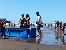 mar del plata: una pileta de lona en la orilla del mar sorprendio a turistas mar del plata: una pileta de lona en la orilla del mar sorprendio a turistas