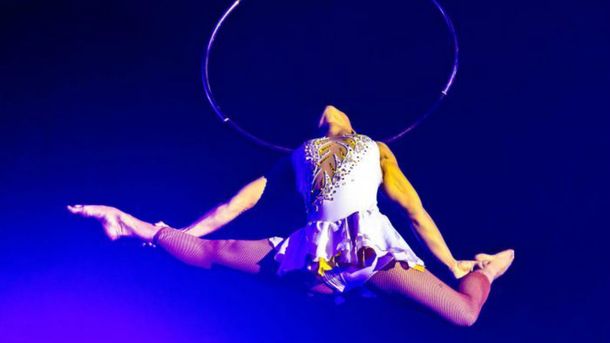 Una acróbata cayó desde casi 10 metros: el público pensó que era parte del show