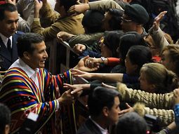 correa llega al pais para recibir el premio rodolfo walsh correa llega al pais para recibir el premio rodolfo walsh