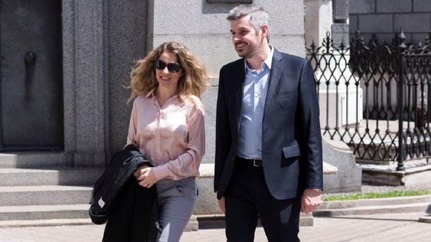 Marcos Peña junto a su esposa
