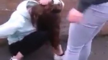 pelea brutal: la arrastro agarrandola del pelo y le pego una patada en la cara pelea brutal: la arrastro agarrandola del pelo y le pego una patada en la cara