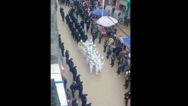 Marche preso: a los infractores al Covid-19 en China los obligan a desfilar por las calles