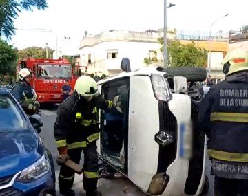 Impresionante choque y vuelco en Villa Luro dejó cinco heridos