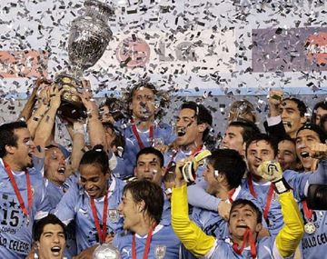 El volante festeja el título de la Copa América 2011 con sus compañeros