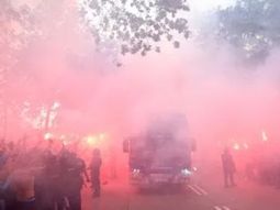 hinchas del barcelona apedrearon su propio micro por error antes del clasico con real madrid hinchas del barcelona apedrearon su propio micro por error antes del clasico con real madrid