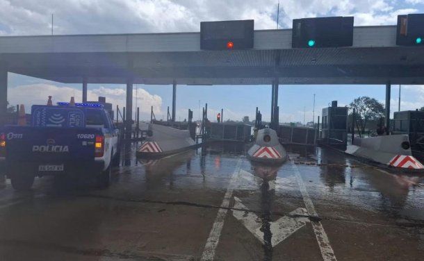 Tragedia en Córdoba: un trabajador de peaje murió aplastado por una cabina en medio de un temporal
