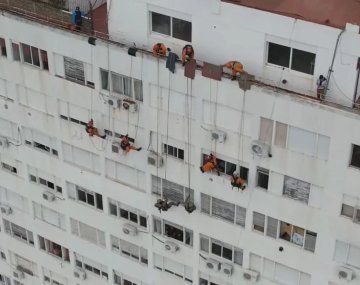 Así rescataron a los hermanos que amenazaban con tirarse de un piso 20 en Caballito