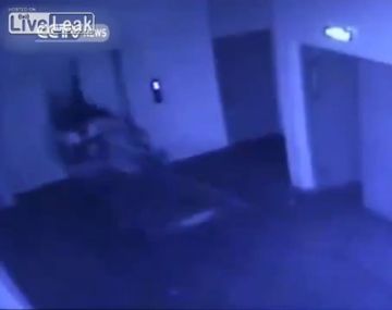 Perdió el control de un vehículo eléctrico y cayó en el agujero de un ascensor&nbsp;