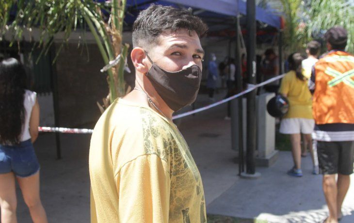 Un albañil desempleado comenzó a trabajar de colero de hisopados