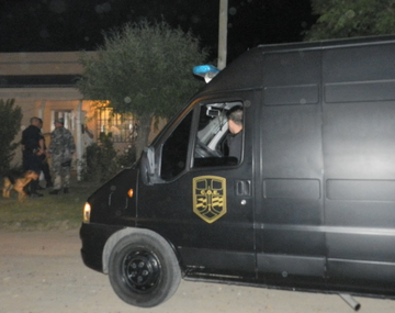 El hombre atacó a las tres mujeres y se atrincheró en la vivienda.