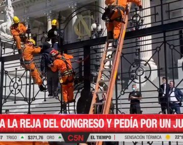 Un hombre se encadenó en el Congreso y denunció que hay armas que controlan la mente