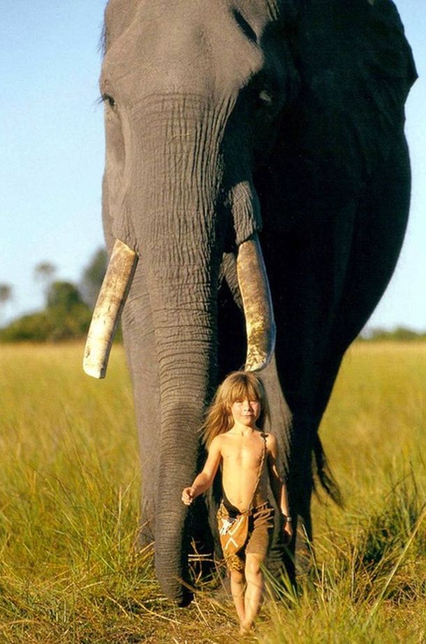 Una chica criada entre animales en la selva africana