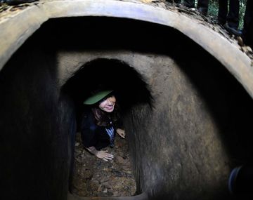 CFK visitó los túneles que se usaron en la guerra de Vietnam