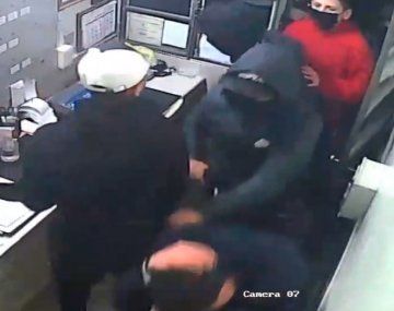 Siete delincuentes armados se llevaron celulares