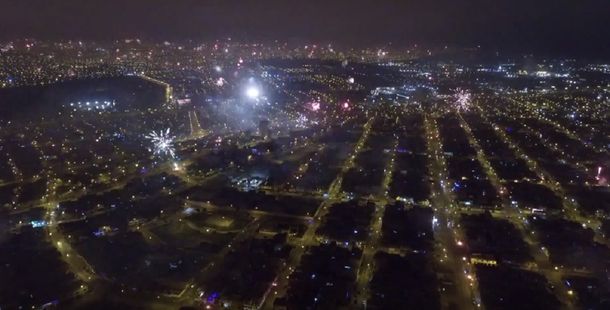 La increíble toma de fuegos artificiales sobre una ciudad entera