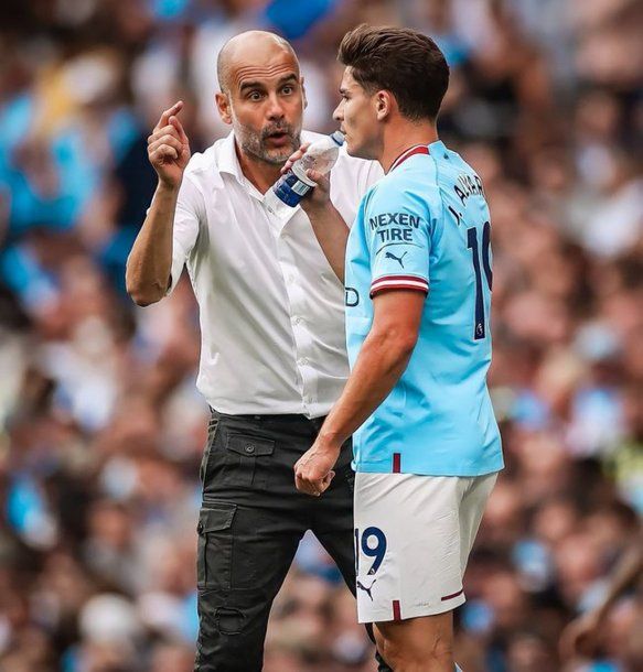 El elogio de Pep Guardiola a Julián Álvarez: Juega en los campeones del mundo