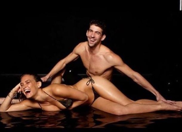 Phelps recibió un especial saludo de una modelo hot