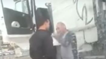 Un policía agredió brutalmente a un conductor palestino Un policía agredió brutalmente a un conductor palestino