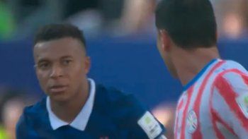 Kylian Mbappé y un fuerte insulto a Junior Alonso. Kylian Mbappé y un fuerte insulto a Junior Alonso.