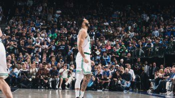 Boston Celtics venció de visitante a Dallas Mavericks y quedó a un juego del título de la NBA. Boston Celtics venció de visitante a Dallas Mavericks y quedó a un juego del título de la NBA.