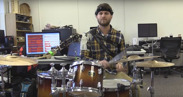 Un baterista de tres brazos: dos de carne y hueso y uno robótico