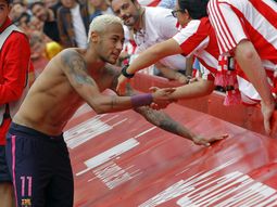 para imitar: el imperdible gesto que tuvo neymar con un hincha del rival para imitar: el imperdible gesto que tuvo neymar con un hincha del rival