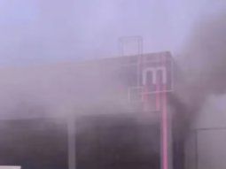 Una columna de humo negro sale de un salón de fiestas en Paraná, Entre Ríos. Foto: La Voz. Una columna de humo negro sale de un salón de fiestas en Paraná, Entre Ríos. Foto: La Voz.