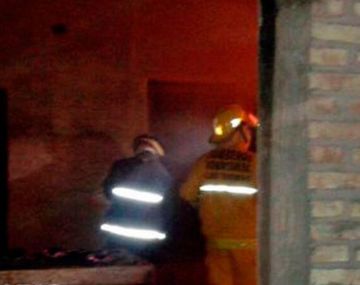 Un nene de 3 años murió al incendiarse su casa: sus padres lo habían dejado encerrado