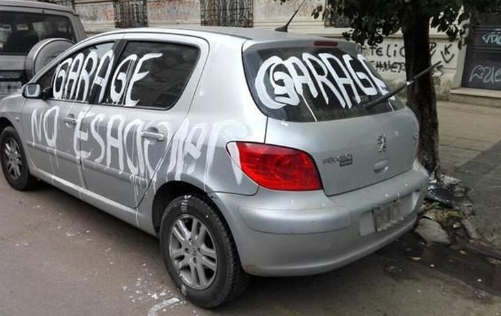 Se cansó de que le tapen la cochera y escrachó un auto