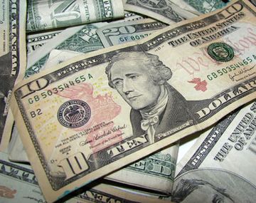 Bajó siete centavos el dólar negro: terminó a $8