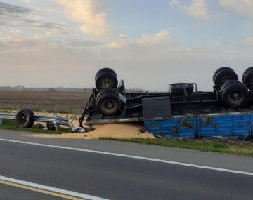 Caos en la Ruta 7 por un camión que perdió su acoplado cargado con cereales
