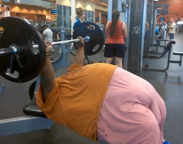 Pesa 300 kilos y entrena duro en la web