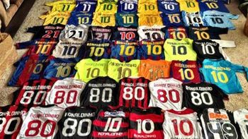ronaldinho mostro su gran coleccion de camisetas ronaldinho mostro su gran coleccion de camisetas