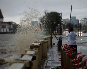 El Río de la Plata desbordó en Quilmes y sigue el alerta por sudestada