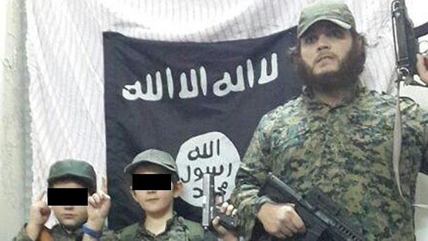 Macabro: subió fotos con su hijo de 7 años sosteniendo la cabeza de un soldado
