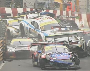 Espectacular choque de 16 autos en la Copa Mundial de FIA