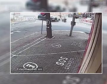 Impactante choque entre una moto y un auto