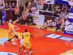 ¡Nunca visto! Un jugador se confundió de aro y pasó un papelón