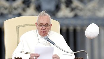 el viento le jugo una mala pasada al papa francisco el viento le jugo una mala pasada al papa francisco