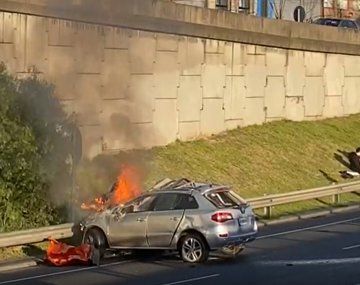 Una camioneta chocó y se incendió en Panamericana y General Paz: sus ocupantes se salvaron de milagro