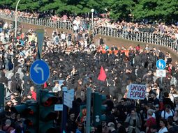 la policia reprimio una protesta de activistas anti g-20 en hamburgo la policia reprimio una protesta de activistas anti g-20 en hamburgo